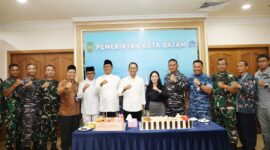 perayaan ulang tahun ke-57 Wali Kota Batam, Amsakar Achmad. Perayaan sederhana namun penuh makna itu berlangsung di Kantor Wali Kota Batam, Jum'at, (1/8/2025). Foto: INIKEPRI.COM/Media Center Batam 