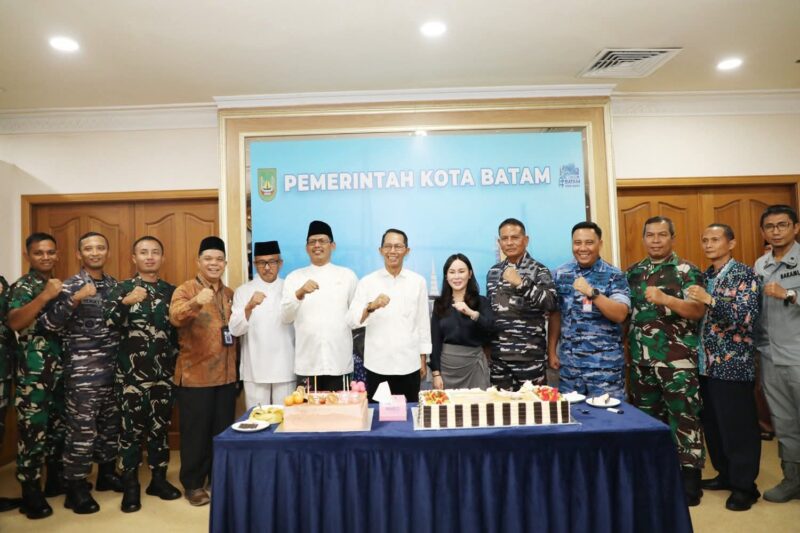 perayaan ulang tahun ke-57 Wali Kota Batam, Amsakar Achmad. Perayaan sederhana namun penuh makna itu berlangsung di Kantor Wali Kota Batam, Jum'at, (1/8/2025). Foto: INIKEPRI.COM/Media Center Batam 