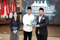 Wali Kota Batam, H. Amsakar Achmad menerima MUI Award 2025 atas kontribusinya dalam memperkuat instrumen keagamaan dan mendukung terwujudnya Batam sebagai Bandar Dunia Madani. Foto: INIKEPRI.COM