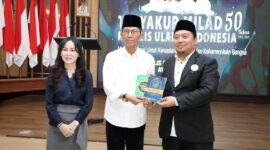 Wali Kota Batam, H. Amsakar Achmad menerima MUI Award 2025 atas kontribusinya dalam memperkuat instrumen keagamaan dan mendukung terwujudnya Batam sebagai Bandar Dunia Madani. Foto: INIKEPRI.COM