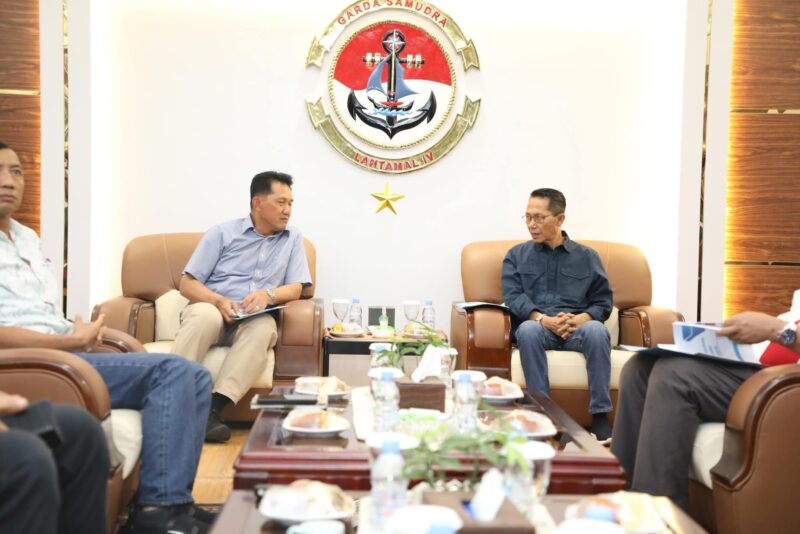 Wali Kota Batam sekaligus Kepala BP Batam, Amsakar Achmad di Markas Komando Lantamal IV TNI AL di Tanjung Sengkuang, Batuampar, Minggu (3/8/2025). Foto: INIKEPRI.COM