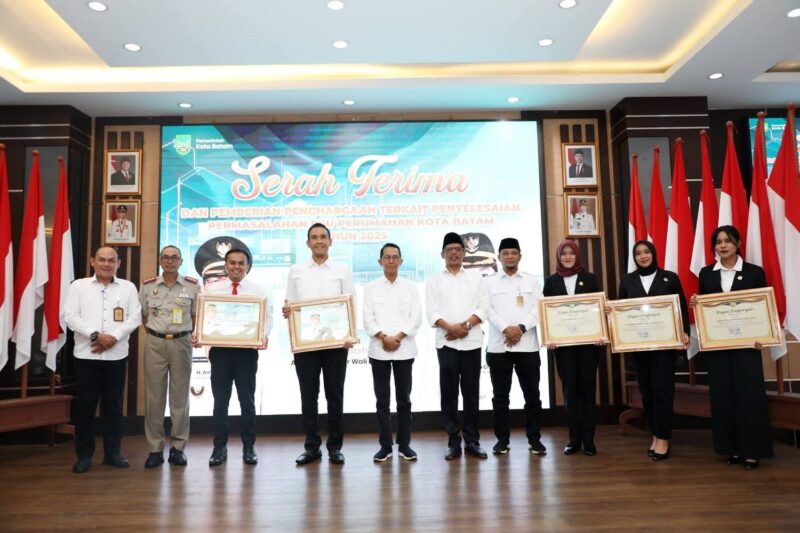 Amsakar saat kegiatan penyerahan PSU dan pemberian penghargaan kepada pengembang serta Kejaksaan Negeri Batam di Aula Engku Hamidah, Kantor Wali Kota Batam, Senin (4/8/2025). Foto: INIKEPRI.COM