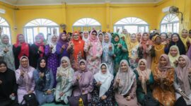 Hangat dan penuh keakraban, Ketua TP-PKK Kota Batam, Hj. Erlita Amsakar (tengah, berhijab oranye), berfoto bersama ibu-ibu hebat Sijantung dalam kegiatan Pembinaan Akhlak Mulia. Senyum mereka menjadi cermin semangat membangun keluarga yang kuat dan berakhlak. Foto: INIKEPRI.COM