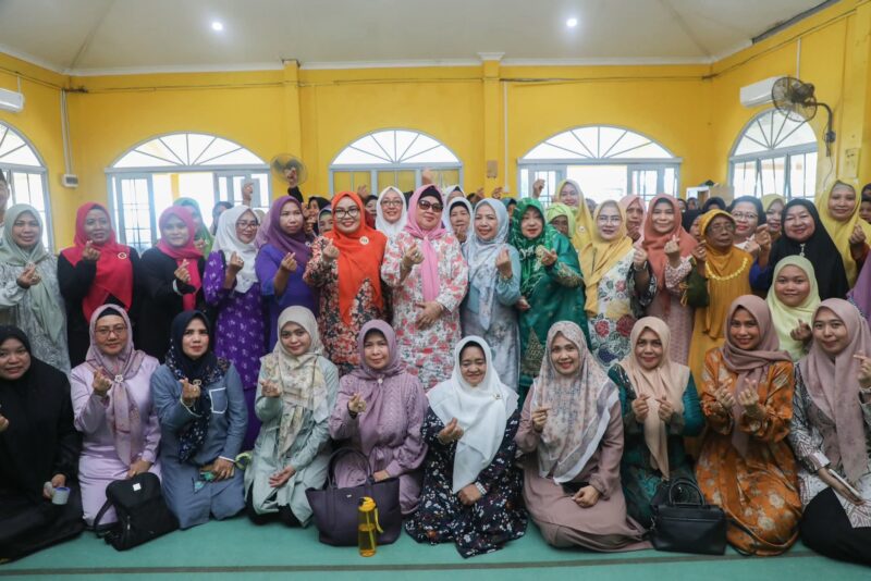 Hangat dan penuh keakraban, Ketua TP-PKK Kota Batam, Hj. Erlita Amsakar (tengah, berhijab oranye), berfoto bersama ibu-ibu hebat Sijantung dalam kegiatan Pembinaan Akhlak Mulia. Senyum mereka menjadi cermin semangat membangun keluarga yang kuat dan berakhlak. Foto: INIKEPRI.COM