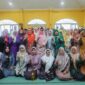 Hangat dan penuh keakraban, Ketua TP-PKK Kota Batam, Hj. Erlita Amsakar (tengah, berhijab oranye), berfoto bersama ibu-ibu hebat Sijantung dalam kegiatan Pembinaan Akhlak Mulia. Senyum mereka menjadi cermin semangat membangun keluarga yang kuat dan berakhlak. Foto: INIKEPRI.COM