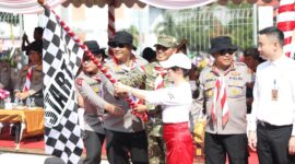 Pemerintah Kota Batam menggelar Pawai Pembangunan 2025, sebuah perayaan yang memadukan semangat kebangsaan, keragaman budaya, dan kreativitas. Wali Kota Batam, Amsakar Achmad bersama Wakil Wali Kota Batam, Li Claudia Chandra, melepas langsung peserta. Foto: INIKEPRI.COM