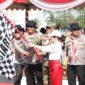 Pemerintah Kota Batam menggelar Pawai Pembangunan 2025, sebuah perayaan yang memadukan semangat kebangsaan, keragaman budaya, dan kreativitas. Wali Kota Batam, Amsakar Achmad bersama Wakil Wali Kota Batam, Li Claudia Chandra, melepas langsung peserta. Foto: INIKEPRI.COM