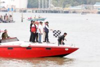 Dalam rangka memeriahkan HUT ke-80 Republik Indonesia, Wali Kota Batam Amsakar Achmad bersama Wakil Wali Kota Batam Li Claudia Chandra secara resmi melepas jalannya perlombaan Speed Sport, Ketinting Sport, dan Sampan Layar di Dataran Langlang Laut, Belakang Padang, Minggu (10/8/2025). Foto: INIKEPRI.COM