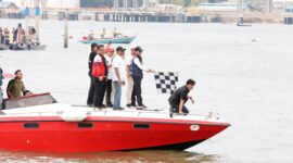 Dalam rangka memeriahkan HUT ke-80 Republik Indonesia, Wali Kota Batam Amsakar Achmad bersama Wakil Wali Kota Batam Li Claudia Chandra secara resmi melepas jalannya perlombaan Speed Sport, Ketinting Sport, dan Sampan Layar di Dataran Langlang Laut, Belakang Padang, Minggu (10/8/2025). Foto: INIKEPRI.COM