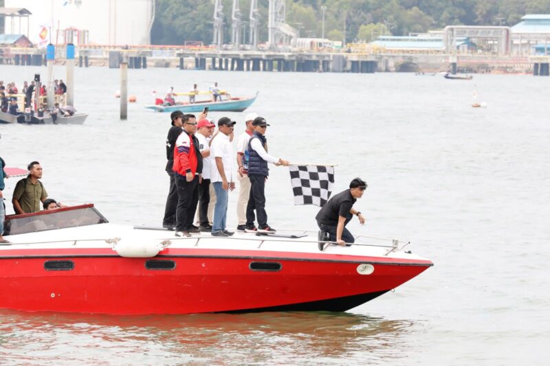 Dalam rangka memeriahkan HUT ke-80 Republik Indonesia, Wali Kota Batam Amsakar Achmad bersama Wakil Wali Kota Batam Li Claudia Chandra secara resmi melepas jalannya perlombaan Speed Sport, Ketinting Sport, dan Sampan Layar di Dataran Langlang Laut, Belakang Padang, Minggu (10/8/2025). Foto: INIKEPRI.COM