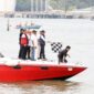 Dalam rangka memeriahkan HUT ke-80 Republik Indonesia, Wali Kota Batam Amsakar Achmad bersama Wakil Wali Kota Batam Li Claudia Chandra secara resmi melepas jalannya perlombaan Speed Sport, Ketinting Sport, dan Sampan Layar di Dataran Langlang Laut, Belakang Padang, Minggu (10/8/2025). Foto: INIKEPRI.COM