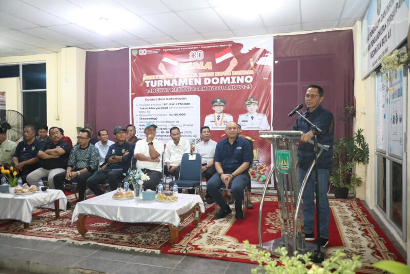 Wali Kota Batam, Amsakar Achmad, membuka Turnamen Domino Tingkat Kecamatan Batuaji Tahun 2025 di halaman Kantor Kecamatan Batuaji, Minggu (10/8/2025) malam. Foto: INIKEPRI.COM