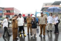 Wakil Wali Kota Batam, Li Claudia Chandra, turun langsung meninjau lokasi longsor yang terjadi di Jalan Bengkong Baru, Kecamatan Bengkong, Senin (11/8/2025). Foto: INIKEPRI.COM/Media Center Batam 