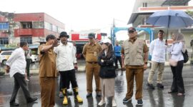 Wakil Wali Kota Batam, Li Claudia Chandra, turun langsung meninjau lokasi longsor yang terjadi di Jalan Bengkong Baru, Kecamatan Bengkong, Senin (11/8/2025). Foto: INIKEPRI.COM/Media Center Batam 