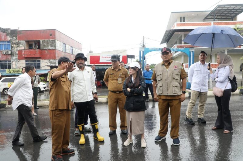 Wakil Wali Kota Batam, Li Claudia Chandra, turun langsung meninjau lokasi longsor yang terjadi di Jalan Bengkong Baru, Kecamatan Bengkong, Senin (11/8/2025). Foto: INIKEPRI.COM/Media Center Batam 