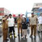 Wakil Wali Kota Batam, Li Claudia Chandra, turun langsung meninjau lokasi longsor yang terjadi di Jalan Bengkong Baru, Kecamatan Bengkong, Senin (11/8/2025). Foto: INIKEPRI.COM/Media Center Batam 