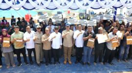 Menteri Transmigrasi Muhammad Iftitah Sulaiman Suryanagara dan Wali Kota Batam sekaligus Kepala BP Batam Amsakar Achmad berfoto bersama warga penerima Sertifikat Hak Milik (SHM) di Tanjung Banon, Kecamatan Galang, Batam, Selasa (12/8/2025). Penyerahan 94 sertifikat ini menjadi bagian dari program relokasi warga Rempang dalam pembangunan Rempang Eco-City. Foto: INIKEPRI.COM
