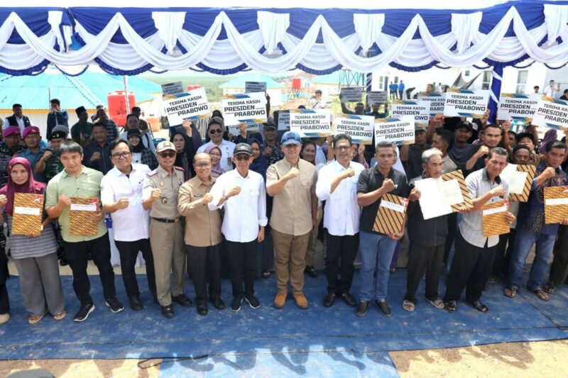 Menteri Transmigrasi Muhammad Iftitah Sulaiman Suryanagara dan Wali Kota Batam sekaligus Kepala BP Batam Amsakar Achmad berfoto bersama warga penerima Sertifikat Hak Milik (SHM) di Tanjung Banon, Kecamatan Galang, Batam, Selasa (12/8/2025). Penyerahan 94 sertifikat ini menjadi bagian dari program relokasi warga Rempang dalam pembangunan Rempang Eco-City. Foto: INIKEPRI.COM
