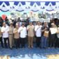 Menteri Transmigrasi Muhammad Iftitah Sulaiman Suryanagara dan Wali Kota Batam sekaligus Kepala BP Batam Amsakar Achmad berfoto bersama warga penerima Sertifikat Hak Milik (SHM) di Tanjung Banon, Kecamatan Galang, Batam, Selasa (12/8/2025). Penyerahan 94 sertifikat ini menjadi bagian dari program relokasi warga Rempang dalam pembangunan Rempang Eco-City. Foto: INIKEPRI.COM
