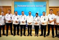 Amsakar Achmad, dengan senyum ramah khasnya, menyambut kedatangan Kepala Lembaga Pemasyarakatan (Kalapas) Kelas IIA Batam, Yugo Indra Wicaksi, beserta jajaran. Foto: INIKEPRI.COM