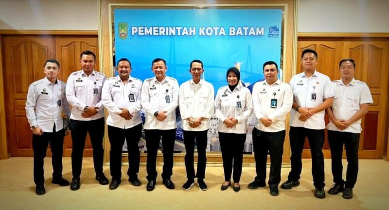 Amsakar Achmad, dengan senyum ramah khasnya, menyambut kedatangan Kepala Lembaga Pemasyarakatan (Kalapas) Kelas IIA Batam, Yugo Indra Wicaksi, beserta jajaran. Foto: INIKEPRI.COM