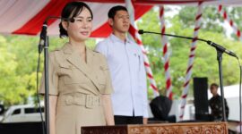 Wakil Wali Kota Batam, Li Claudia Chandra, meninjau langsung persiapan pelaksanaan upacara penaikan dan penurunan bendera peringatan Hari Ulang Tahun (HUT) ke-80 Kemerdekaan Republik Indonesia, yang akan digelar pada 17 Agustus 2025 mendatang di Dataran Engku Putri. Foto: INIKEPRI.COM/Media Center Batam 