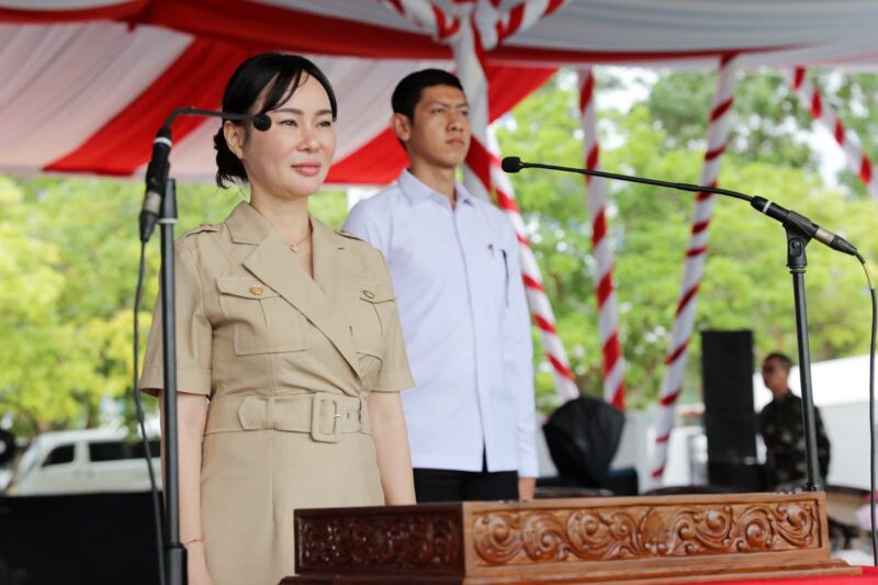 Wakil Wali Kota Batam, Li Claudia Chandra, meninjau langsung persiapan pelaksanaan upacara penaikan dan penurunan bendera peringatan Hari Ulang Tahun (HUT) ke-80 Kemerdekaan Republik Indonesia, yang akan digelar pada 17 Agustus 2025 mendatang di Dataran Engku Putri. Foto: INIKEPRI.COM/Media Center Batam 