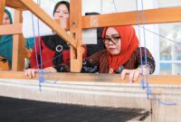 Ketua Dewan Kerajinan Nasional Daerah (Dekranasda) Kota Batam, Hj. Erlita Amsakar, melakukan kunjungan silaturahmi ke rumah tenun “Tok Dayang” di Pulau Ngenang, Kecamatan Nongsa, Kamis (14/8/2025). Foto: INIKEPRI.COM/Media Center Batam 