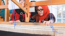 Ketua Dewan Kerajinan Nasional Daerah (Dekranasda) Kota Batam, Hj. Erlita Amsakar, melakukan kunjungan silaturahmi ke rumah tenun “Tok Dayang” di Pulau Ngenang, Kecamatan Nongsa, Kamis (14/8/2025). Foto: INIKEPRI.COM/Media Center Batam 