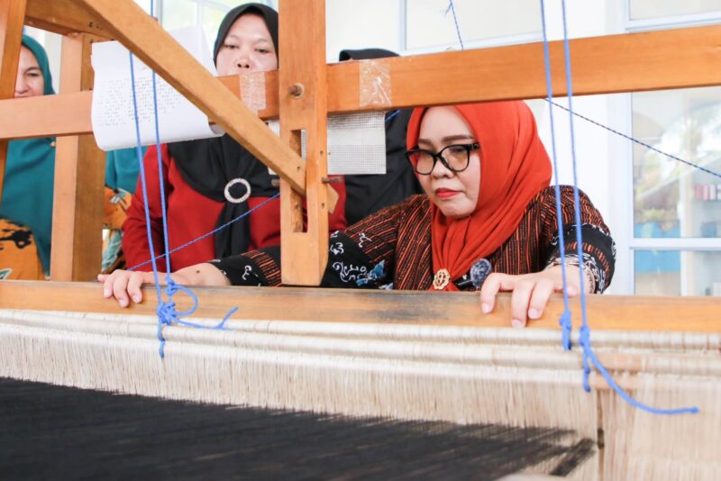 Ketua Dewan Kerajinan Nasional Daerah (Dekranasda) Kota Batam, Hj. Erlita Amsakar, melakukan kunjungan silaturahmi ke rumah tenun “Tok Dayang” di Pulau Ngenang, Kecamatan Nongsa, Kamis (14/8/2025). Foto: INIKEPRI.COM/Media Center Batam 