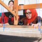 Ketua Dewan Kerajinan Nasional Daerah (Dekranasda) Kota Batam, Hj. Erlita Amsakar, melakukan kunjungan silaturahmi ke rumah tenun “Tok Dayang” di Pulau Ngenang, Kecamatan Nongsa, Kamis (14/8/2025). Foto: INIKEPRI.COM/Media Center Batam 