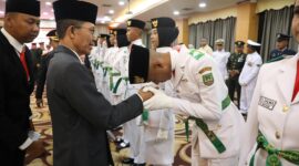 50 pelajar terbaik Kota Batam resmi dikukuhkan sebagai Pasukan Pengibar Bendera Pusaka (Paskibraka) 2025, Kamis (14/8/2025) malam di Golden View Hotel. Foto: INIKEPRI.COM