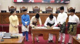Wali Kota Batam Amsakar Achmad dan Ketua DPRD Kota Batam Muhammad Kamaluddin menandatangani Rancangan Peraturan Daerah (Ranperda) tentang Penyelenggaraan Pendidikan. Foto: INIKEPRI.COM