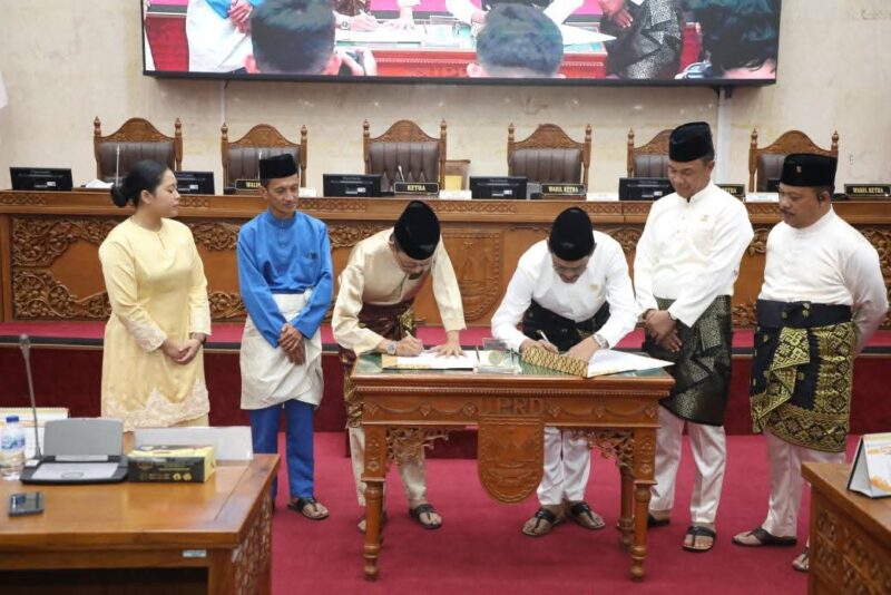 Wali Kota Batam Amsakar Achmad dan Ketua DPRD Kota Batam Muhammad Kamaluddin menandatangani Rancangan Peraturan Daerah (Ranperda) tentang Penyelenggaraan Pendidikan. Foto: INIKEPRI.COM
