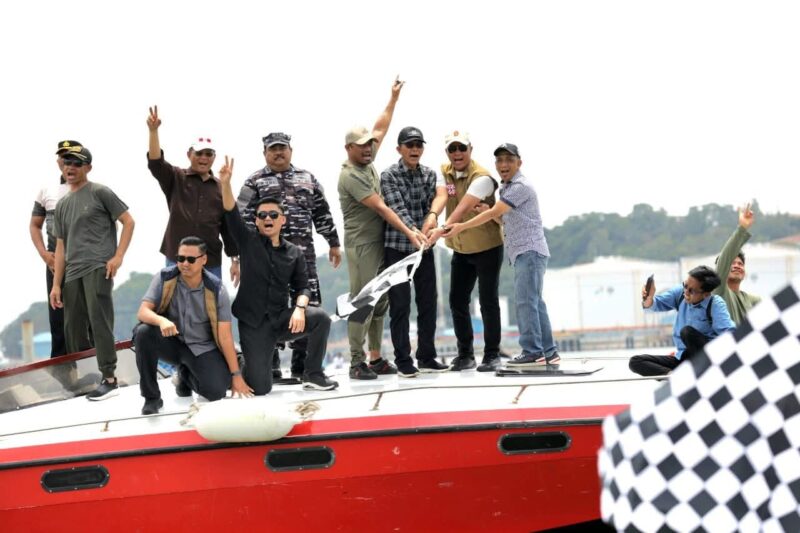 Wali Kota Batam Amsakar Achmad melepas peserta lomba. Foto: INIKEPRI.COM