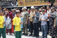 Wali Kota Batam Amsakar Achmad melepas pawai budaya di Belakang Padang. Foto: INIKEPRI.COM