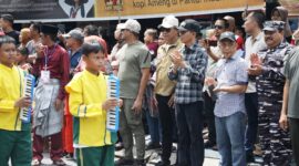 Wali Kota Batam Amsakar Achmad melepas pawai budaya di Belakang Padang. Foto: INIKEPRI.COM