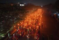 Pawai obor dalam rangka HUT RI ke-80 di Batam. Foto: INIKEPRI.COM