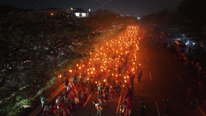 Pawai obor dalam rangka HUT RI ke-80 di Batam. Foto: INIKEPRI.COM