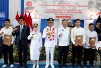 Wali Kota Batam Amsakar Achmad dan Wakil Wali Kota Batam Li Claudia Chandra saat menyerahkan remisi. Foto: INIKEPRI.COM