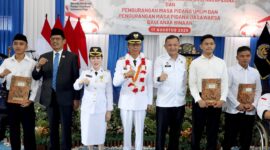 Wali Kota Batam Amsakar Achmad dan Wakil Wali Kota Batam Li Claudia Chandra saat menyerahkan remisi. Foto: INIKEPRI.COM
