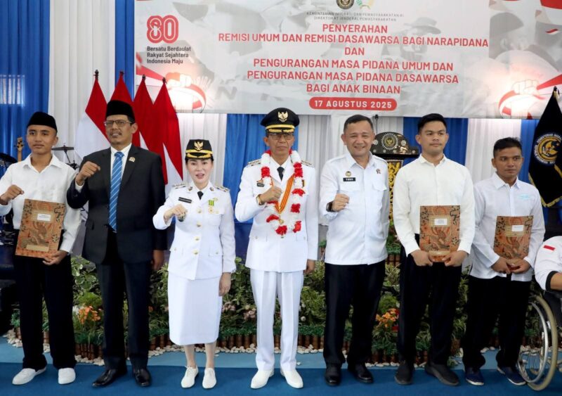 Wali Kota Batam Amsakar Achmad dan Wakil Wali Kota Batam Li Claudia Chandra saat menyerahkan remisi. Foto: INIKEPRI.COM