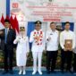 Wali Kota Batam Amsakar Achmad dan Wakil Wali Kota Batam Li Claudia Chandra saat menyerahkan remisi. Foto: INIKEPRI.COM