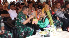 Wali Kota Batam Amsakar Achmad menghadiri TMMD di Sambau. Foto: INIKEPRI.COM