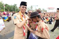 Wali Kota Batam Amsakar Achmad secara simbolis menyerahkan seragam sekolah gratis kepada 40 siswa perwakilan. Foto: INIKEPRI.COM