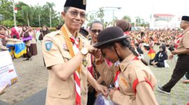 Wali Kota Batam Amsakar Achmad secara simbolis menyerahkan seragam sekolah gratis kepada 40 siswa perwakilan. Foto: INIKEPRI.COM