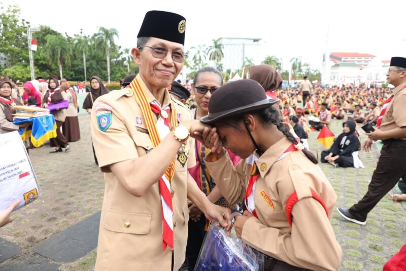 Wali Kota Batam Amsakar Achmad secara simbolis menyerahkan seragam sekolah gratis kepada 40 siswa perwakilan. Foto: INIKEPRI.COM
