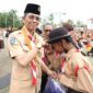 Wali Kota Batam Amsakar Achmad secara simbolis menyerahkan seragam sekolah gratis kepada 40 siswa perwakilan. Foto: INIKEPRI.COM