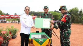 Wali Kota Batam, Amsakar Achmad, bertindak sebagai inspektur upacara pada penutupan TNI Manunggal Membangun Desa (TMMD) ke-125 Tahun 2025 yang berlangsung di Lapangan Kavling Sambau IV, Kelurahan Sambau, Kecamatan Nongsa, Kamis (21/8/2025). Foto: INIKEPRI.COM