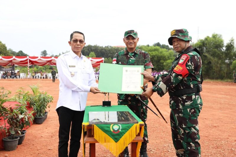 Wali Kota Batam, Amsakar Achmad, bertindak sebagai inspektur upacara pada penutupan TNI Manunggal Membangun Desa (TMMD) ke-125 Tahun 2025 yang berlangsung di Lapangan Kavling Sambau IV, Kelurahan Sambau, Kecamatan Nongsa, Kamis (21/8/2025). Foto: INIKEPRI.COM